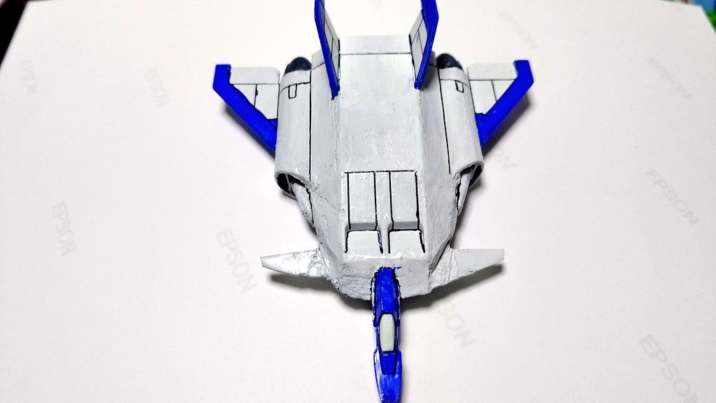 彫刻刀でインテーク掘りました前の翼もプラ板で作ったあと調整してますこの写真は調整前となります。