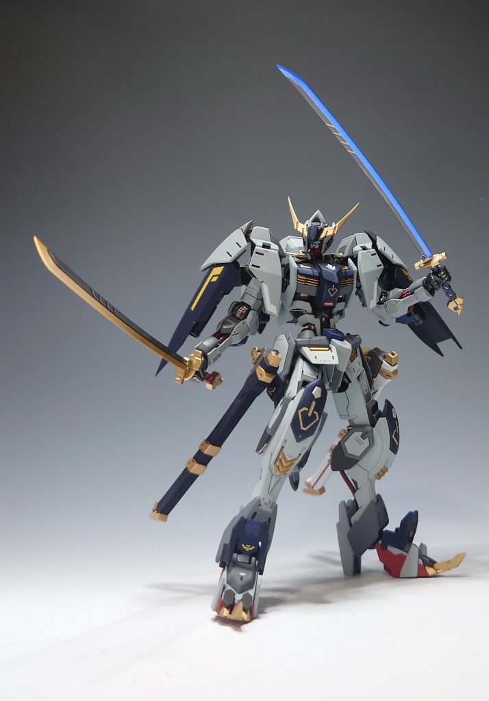 【二刀流】[解説]　今回、首・肩・胴のシリンダーを　　　  アルミ棒と真鍮線で製作したのですが、　　　  その弊害で可動域が狭くなって　　　  しまいました…