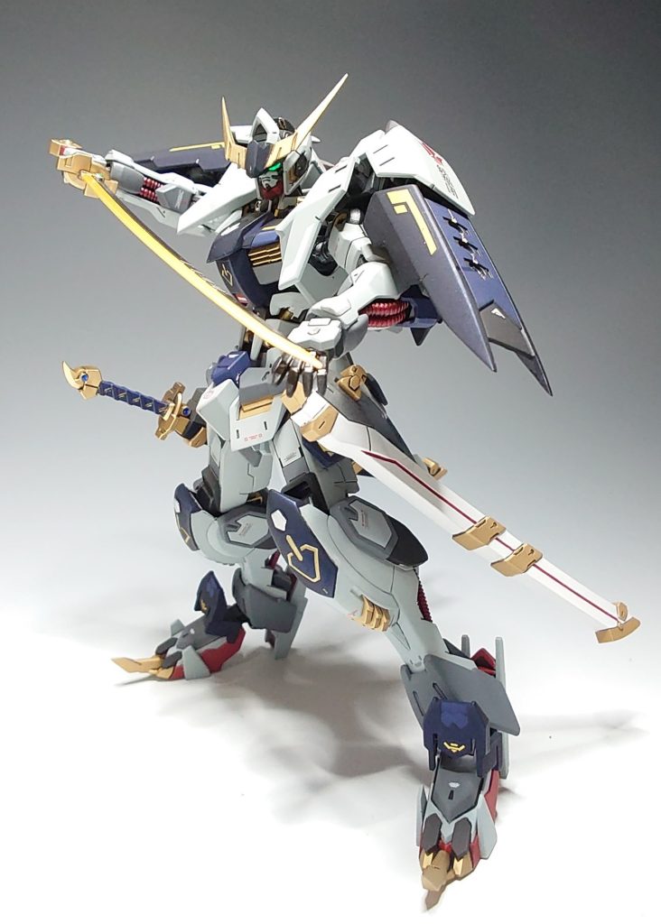 【明刀　暁】[設定]　希少金属を鍛えて造られた太刀。　　　  東洋の刀鍛冶技術を用いて製作された。　　　  その太陽の様に輝く刀身から　　　  明刀　暁(ミョウトウ　アカツキ)と呼ばれる[解説]　ビルダーパーツの刀です。　　　   刀身を蛍光クリアーオレンジで塗装し　　　   UVライトで光るようにしています。　　　   カラーリングはアトラとクーデリアの　　　   ミサンガからとっています。