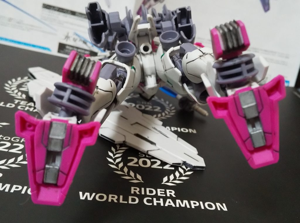 :色分けされておらずの足の裏と踵にシルバーMに太股の左右の穴と両肩の凸にグリーンメタリックMだ。