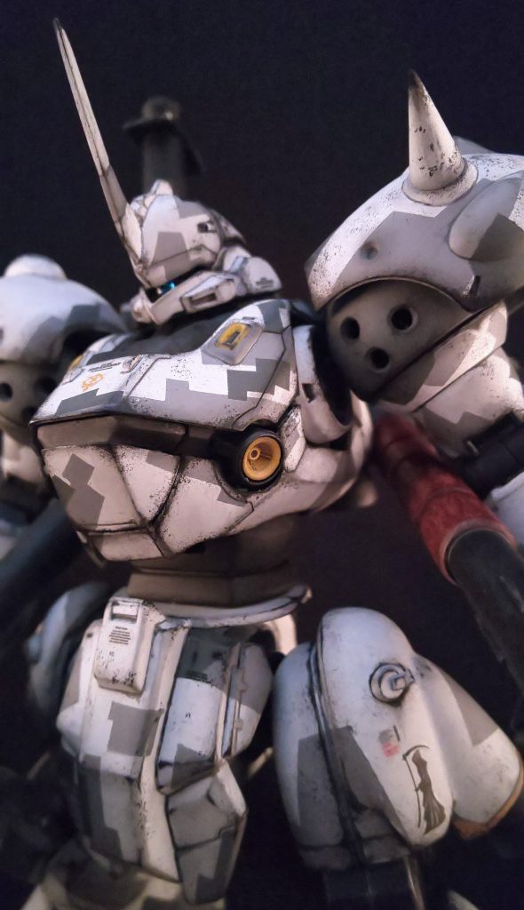 腰部に通常と同じくビームサーベル装備。パーソナルマークもチラッと。