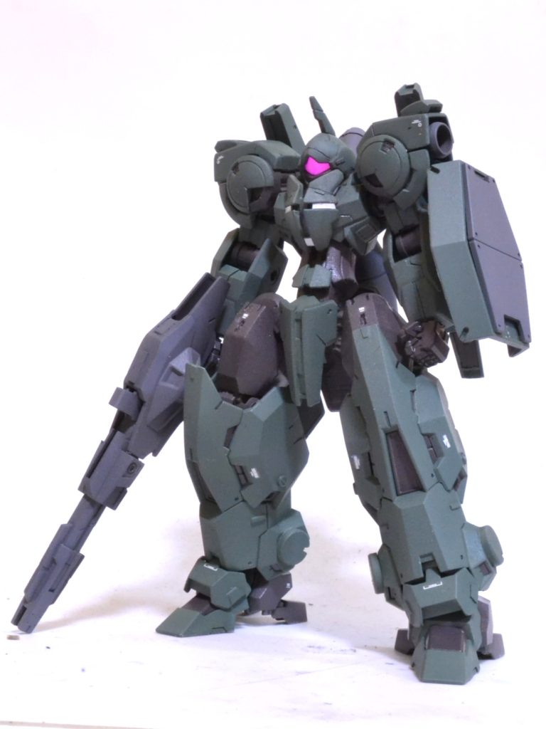 上半身のボリューム感が最高だったので下半身はルブリスウルを使ってボリュームアップしました。せっかくなので水星キット縛りで武器やディテール追加をしました。股関節は軸経が一緒なので脚は無加工でつけてます。