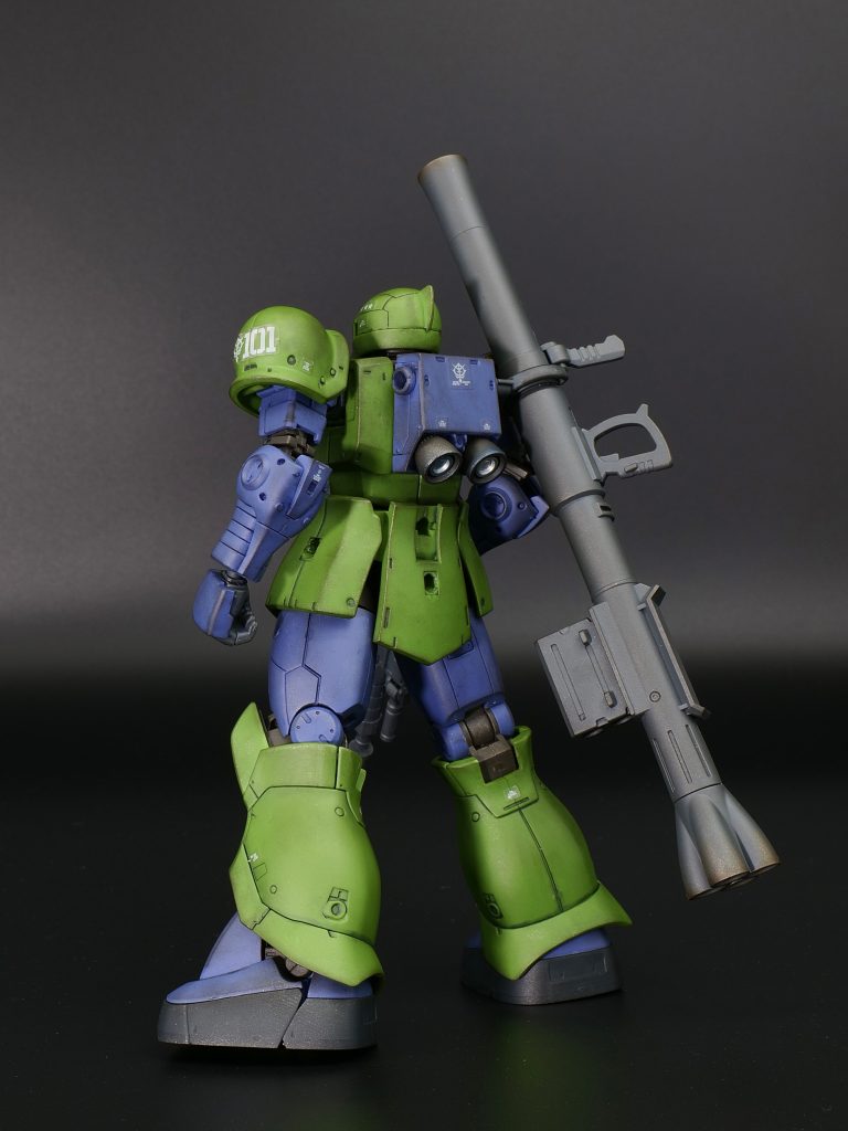 ②ウェザリングタミヤさんのウェザリングマスターB【スス】を機体の各エッジ部分に塗布後、ウェザリングマスターF【チタン】を上塗りしてチッピング風に仕上げました。武器類はウェザリングマスターC【ガンメタル】をメインに、銃口部分は同ツールのD【赤焼け】を塗布して銃口焼けを表現。バーニアには同ツールのD【青焼け】を使用。