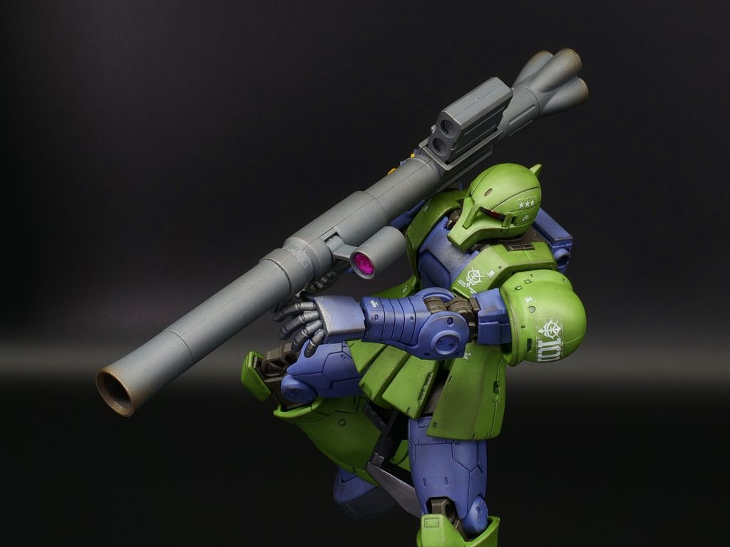 ③モノアイ・スコープ部モノアイ部分は別キットにて使用したクリアパーツのランナー部分を加工して接着。スコープ部分はキット付属のメタルシールを貼り付け後、100均で購入したクリアピンクのUVレジンを塗布しました。（モノアイ部分にも同様の加工を実施しています）