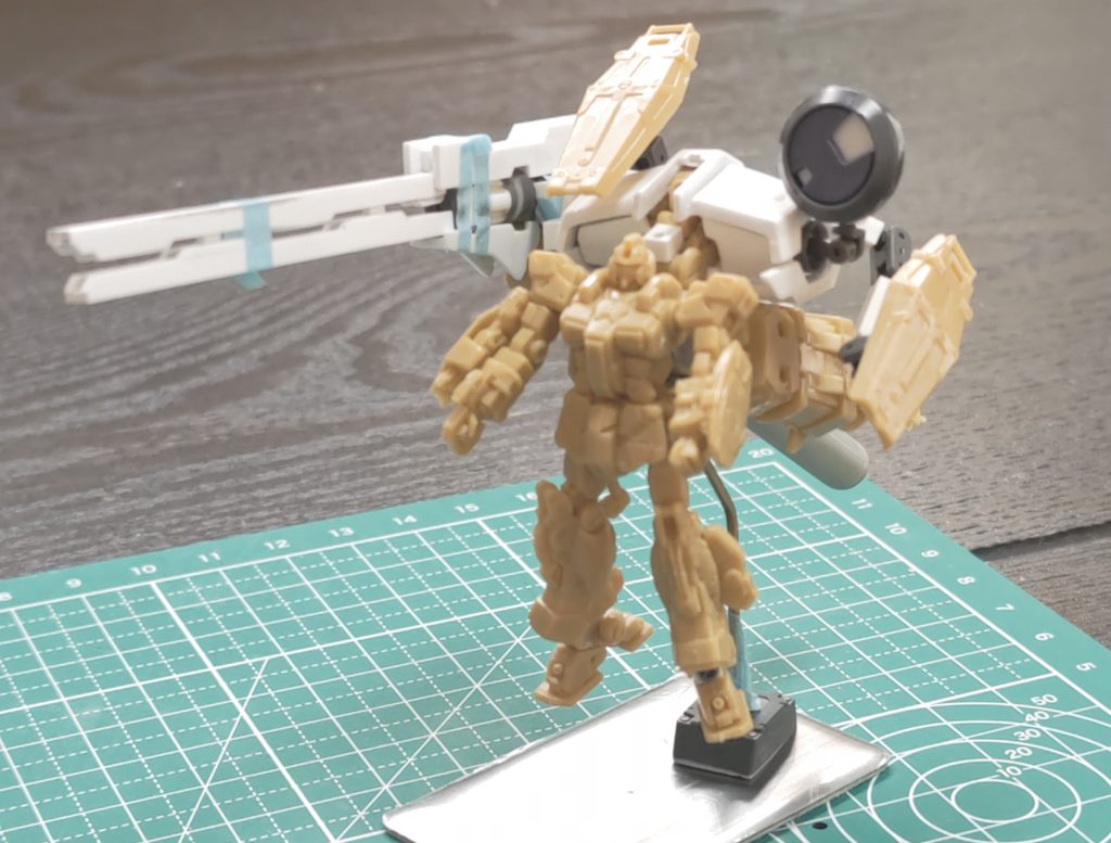 製作開始時期の写真です。コンセプトは変わってませんが、まだまだこれからって感じで、貧弱ですね。このフルアーマーの為にex-sとサンボルジムが部品取りされてます。ブースターとシールドが欲しかった。キットを二つ犠牲にしてるので、後戻りはできず、ここからチマチマと、弄って行くことになります。