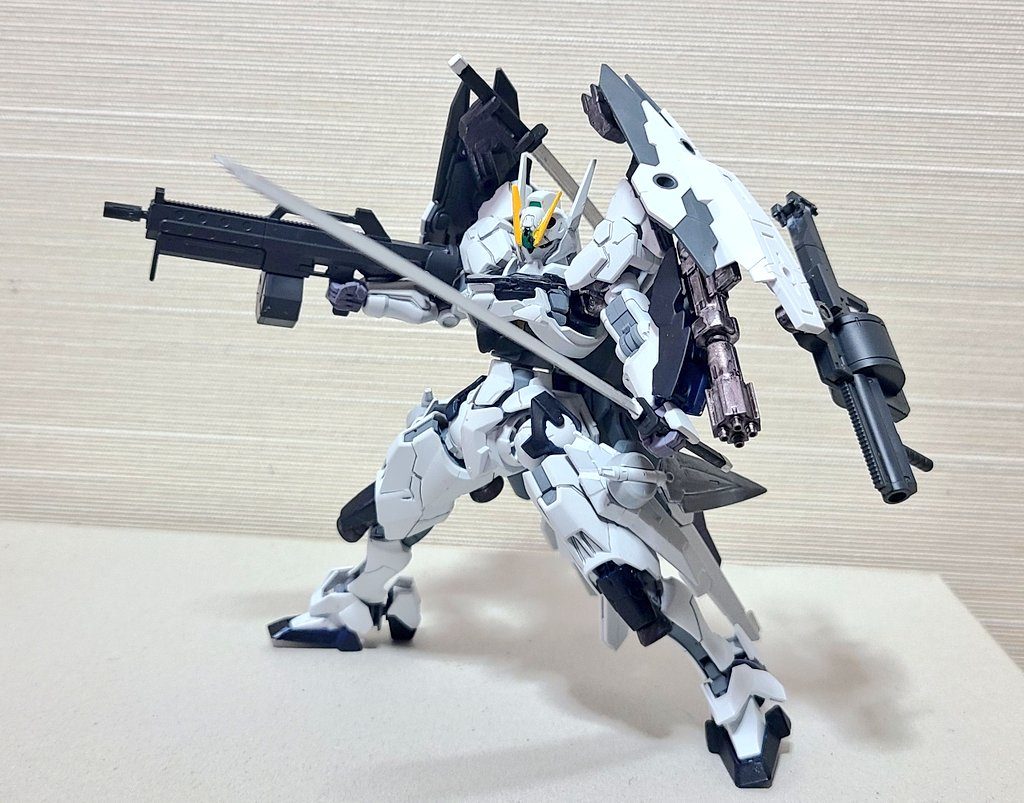 そして射撃!銃器および接続パーツは境界戦機の武器セットにあったものを改造・使用しています。また、肩のバインダーは30MMの大型ブースターからの流用です。