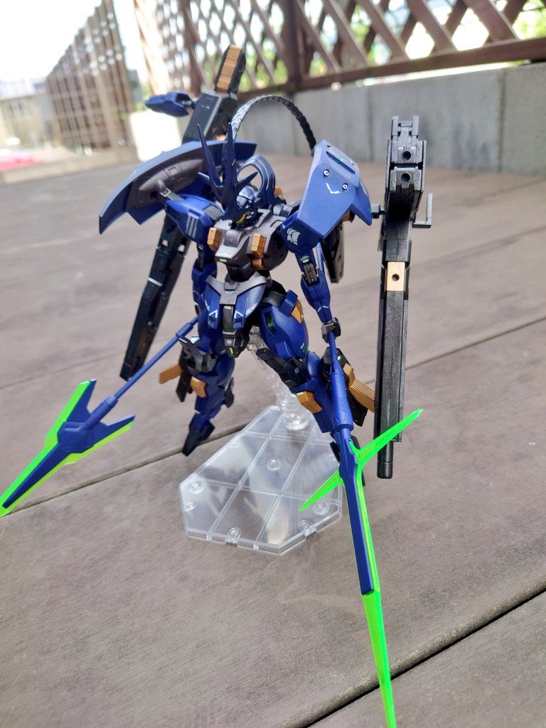 ダリルバルデが正式に採用され、グエル専用に近接、中距離武装を増加したと想像して作成しました。 ブレードアンテナはグエル専用に、羽飾りも弁髪をイメージしたものに変更。機体色は決闘用の赤から正式採用にあたりネイビーに変更。パーソナルマークはジェタークの獅子を採用。こんなことが17話以降に起きたといった妄想。