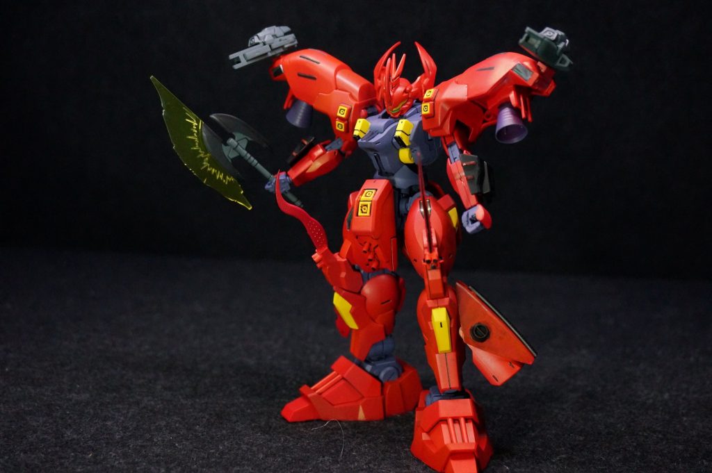 「ななななな！なんじゃこりゃ～！！！」そこには無惨にバラバラになったダリルバルデがコンテナに詰め込まれて納入されていた。いやいや、どういう事！？部長が…学生同士のお遊び決闘に使うだけだから。社長が煩いんだよね。自分の子供が可愛いのか、プライドが高いのか分かんないけど。一応、リモートパイロットも使えるようにしといてね。これ、会社命令だから…って言ってたから、ちょこっと凹む位かと思ってたのに。バッラバラやないか！『破損状況確認…複数の角度から同時に攻撃を受けています。　一対一の決闘を予定して組んだサポートAIでは　どうにもできなかったでしょうね。』「スコピー、戦闘データの照合を…　私のダリルをこんなにした奴の詳細を。」『週末の婚活パーティの詳細ではなくて？』「デリートされたくなければ言われたとおりにする！」『仕方ありませんね。』