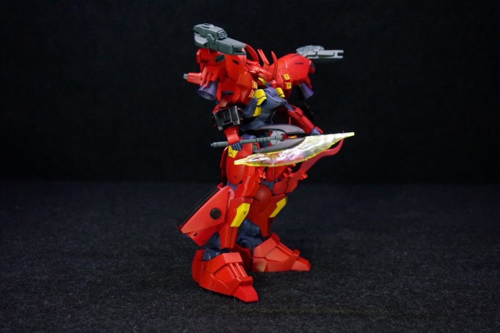 戦闘データを見て愕然とする。大人ができる限りの汚いお膳立てをして、それを覆すマニューバ。まるで意思を持っているかのようなドローン操作。まさか複座型？いえ、パイロットは一人だけみたい。『遅くまでお疲れ様です。強化プランは決まりましたか？』携帯端末からスコピーが話しかけてくる。「んー。7割ってとこかなー？後は私のウデ次第…かな。」『では、壊滅的と言うことですね。　諦めたら如何でしょうか？』「うるさいわね。戦術プランナーとしても私は一級よ。」『それは口は立つけどケンカは弱いって事ですよね？』私のガラスハートを砕いてくるAI、図星を点かれて私は目を閉じる。確かに勝ち筋は見えているけど、操縦者の実力不足は否めない。「でも、だからといってダリルを否定したことは許さない。　有用性が認められなければ、　研究自体が凍結されかねないもの。」『ご自分の設計MSにダリルバルデ(最愛の人)なんて　命名するぐらいですからね。　早くリアルに目覚めてください』「な！あんた、意味を知ってたの！？」『はい。更にいうと決闘の環境も知っています。　スタンドアローンな闘技場なので、　私のサポートは受けられません。　マスターは自殺願望がありましたっけ？』私は遠くを見つめる…。「うそーーーーん！！」