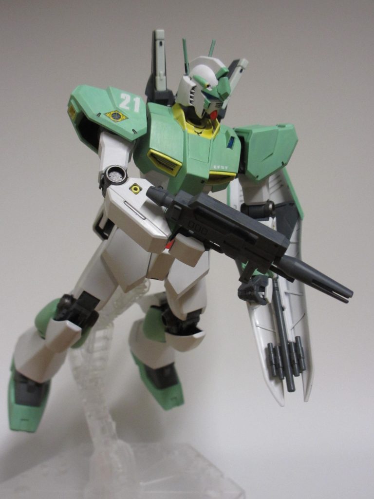 頭部を小改造、バックパックとライフルはジムⅢから持ってきました。アンテナ2本がジムⅢっぽい？