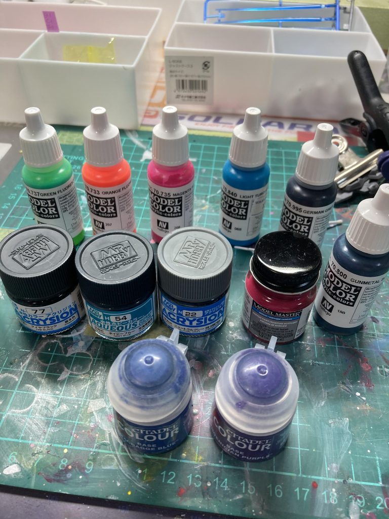 この辺りの色を中心に、手持ちの塗料で筆塗りしました。ファレフォのブルーは蛍光でなく、単なるターコイズブルーです。残念。