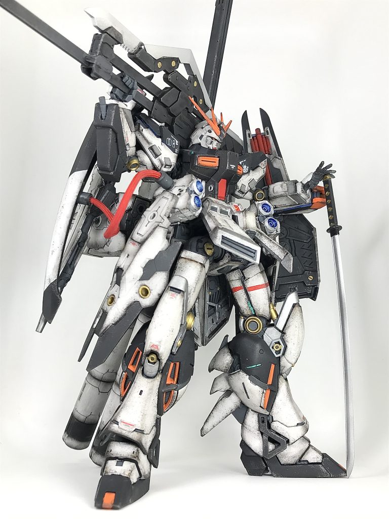 我ながらタママ風のなかなかカッコいいνガンダムが完成したのでは?と感じております😃お手軽を売りにしているので…切った貼ったなどの改造はしておりません自作したのはジオラマベースと、バックパックを接続するパーツのみプラ棒とランナーでこしらえました巨大な剣を担いで…モーターヘッドの刀地面刺し+タママ立ち?巨大な剣の持ち方は…マジンカイザーskl(スカル💀)がモチーフですいや〜マジンカイザースカルって最高にカッコいいですよね…マジンガーZとデビルマンを合わせたような外見が、永井豪ファンとしては最高のロボットだと思っています😭パイロットも不動明のような超極悪人面の二人組…