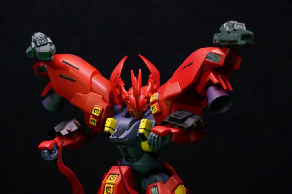 バシュュュュュュンンン！その一閃は銃口からではなく、上空から相手のビームライフルを貫通する。この波形パターンは、「スコピー！？」『ほんとマスターは世話が焼けますね。　私がいないと駄目人間なんですから。』「その機体はお蔵入りしたダリルの僚機！　って、パイロットは！？　そもそもあなたはネットワーク断絶されてたはず。」『パイロットは私です。　断線については学園のサーバーをアクセスポイントとして　利用しています。それとマスター…隠してましたね。　この機体もそうですが、ダリルバルデ、　私の電子パターンを登録してますね？　つまり、私を電子の海から　リアルにサルベージするのが研究目的。　いい加減、人間の友達を作ってください』「(うっわー。バレてる。　最終的に人型までダウンサイジングして、　彼氏でーすなんて事まではバレてないよね？よね！？)」「わわわわ悪い！？貴方も出来ることが増える、　私は仕事を手伝ってもらう。WIN-WINじゃない！？」