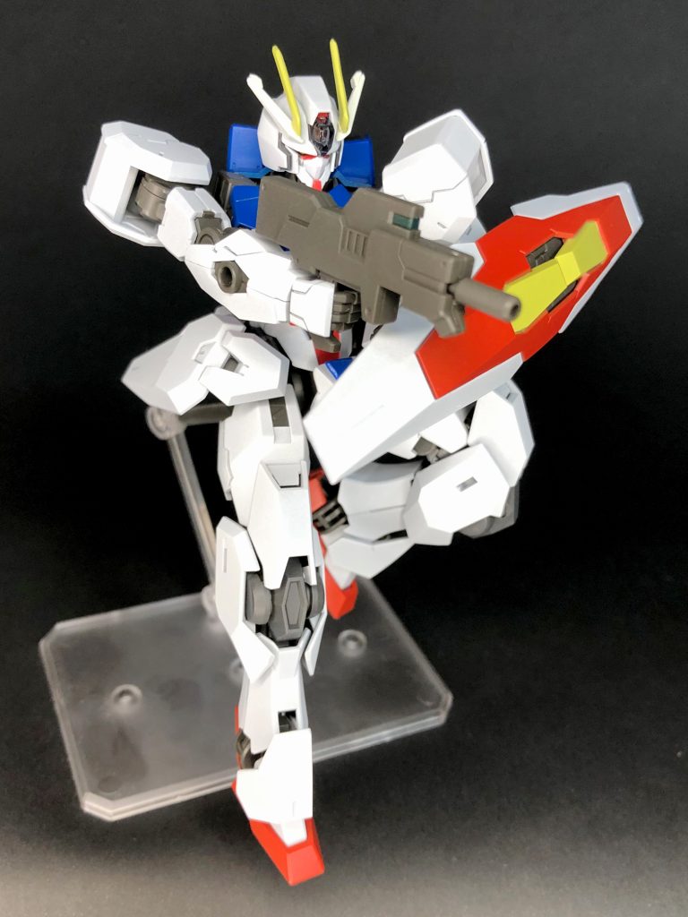 ライフルとシールド構えのシールドも赤黄に塗ってみましたが結構コミカルな印象に