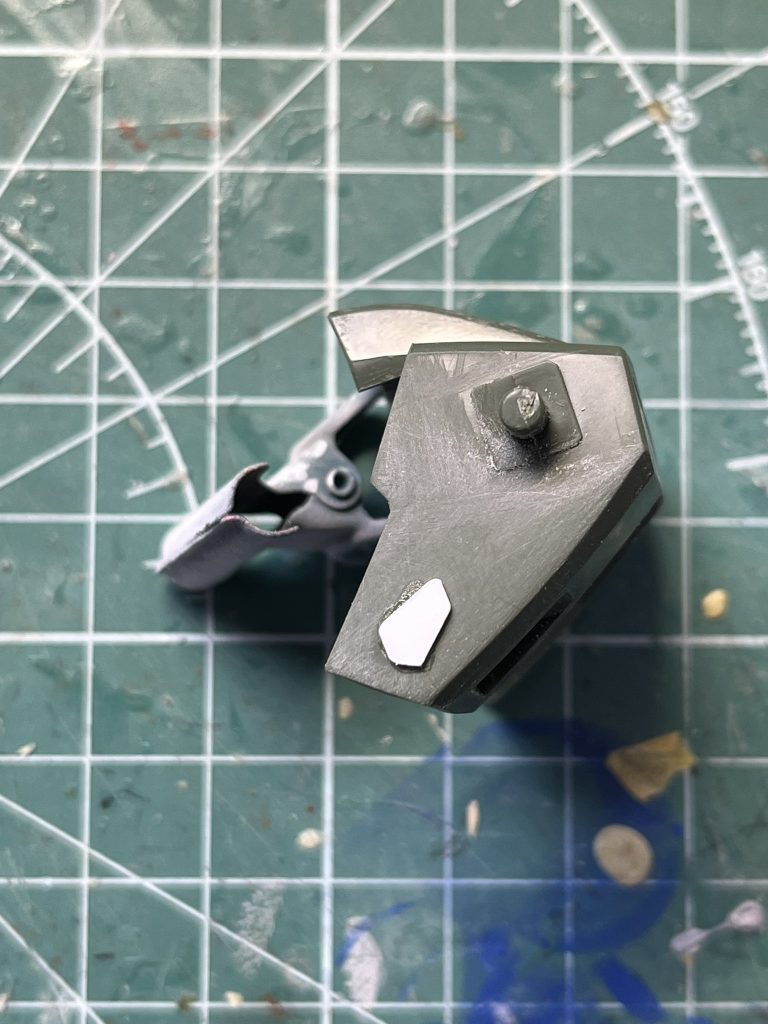 背中の台形部はプラ板で作り直し。