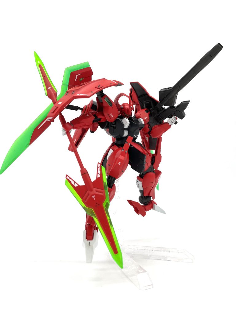 武装バックパックは既存のビームジャベリン、アンビカー、イーシュヴァラに加え、メガスラッシュエッジから拝借したビームライフル、ビームアックス×2、ビームウィングソードを追加。ビームライフル:中・長距離の敵に対して有効な射撃武装。エアリアルと同じく銃口よりビーム刃を展開し近接武装とすることも可能。