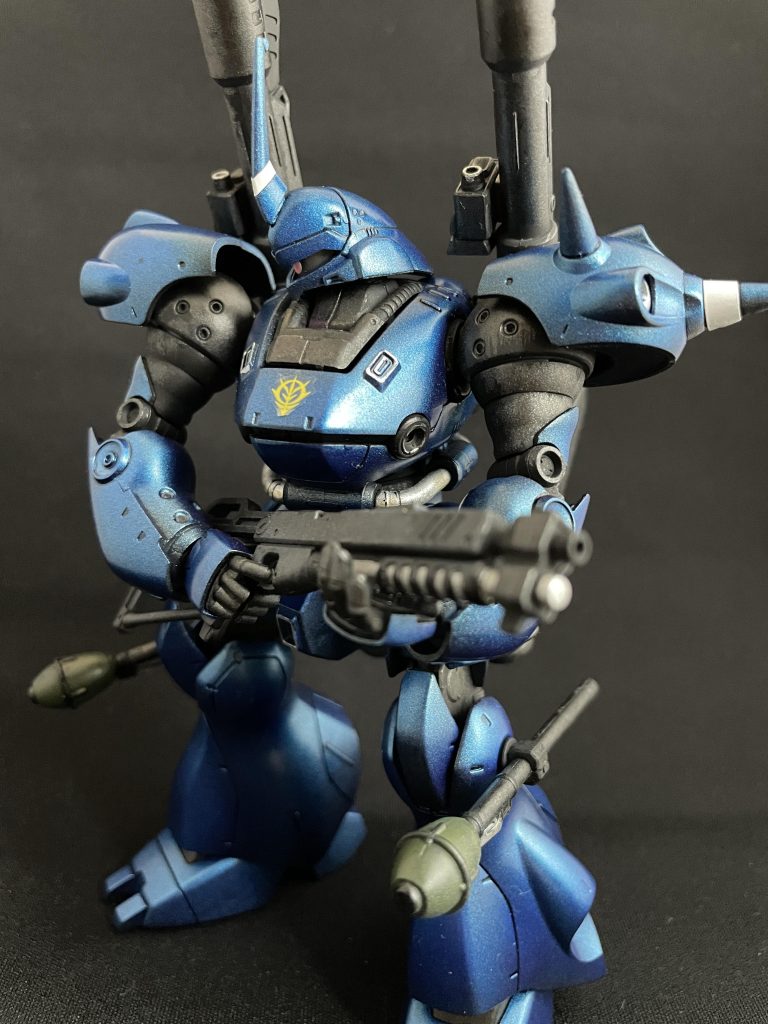 武器や関節の黒いところは、艶消しブラックの下地の上に黒鉄色をラフに筆塗り。変化を持たせています。モノアイはとりあえずキット付属のシールを貼っていますが、今後改修したいなあ。。