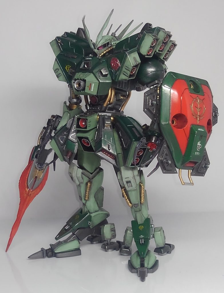 左肩にバラをあしらいました。腰を切断延長。スカートを可動化。足パーツの改造等を行いました。ヘッドパーツは特に頑張って手を入れました。塗装はほとんど成形色活かしです。必要な所のみ部分塗装致しました。