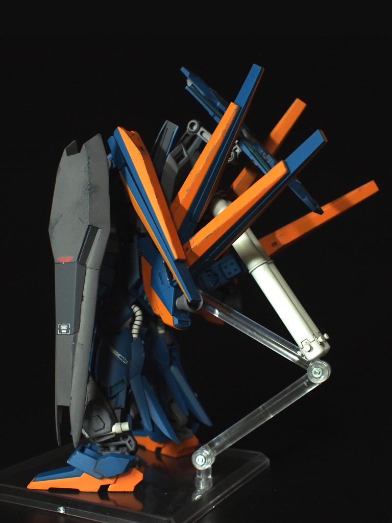 ファンネルのうち二つは肩に取り付け。シールドはハイニューのパターンを合わせ目消しの要領で消し、地味色にしてます。