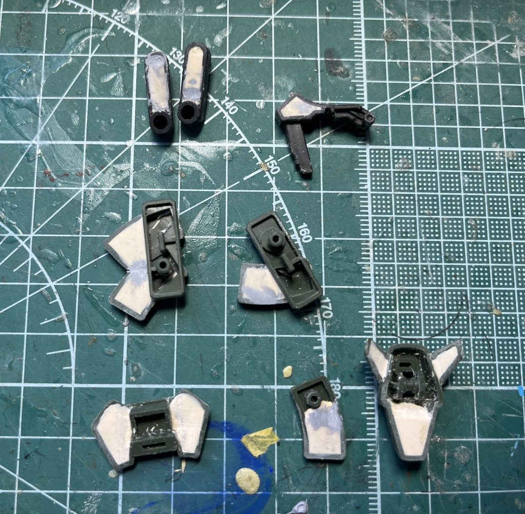 背中ジョイント部、マガジンラックの裏、銃のトリガー部、前後腰アーマーの裏の肉抜きが目立つのでパテで埋めました。