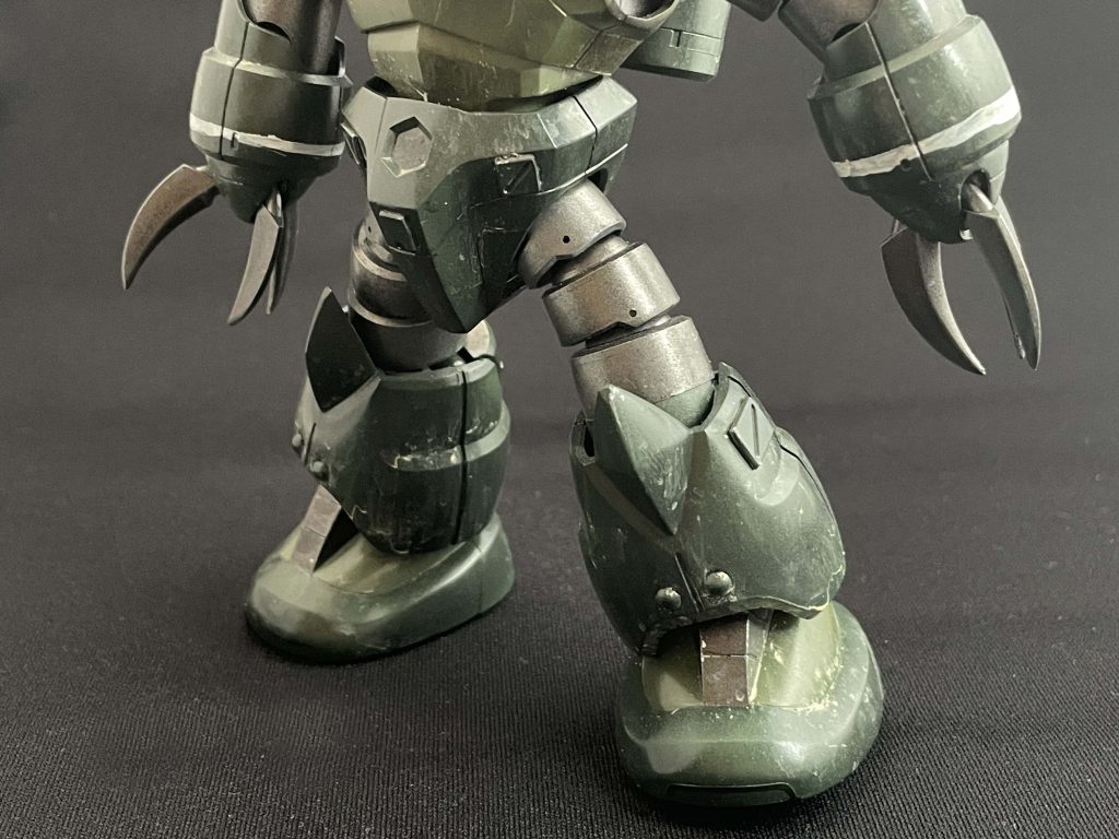 脚とパンツにリベットパーツやスジボリを足して、ディテールを増やしています。