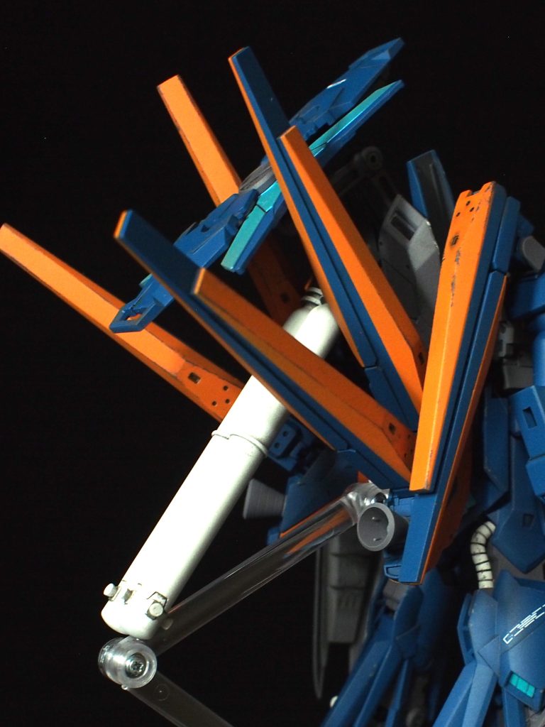 増設サイコフレーム。HGUCユニコーンの盾の短い部分をふたつ繋いで作りました。