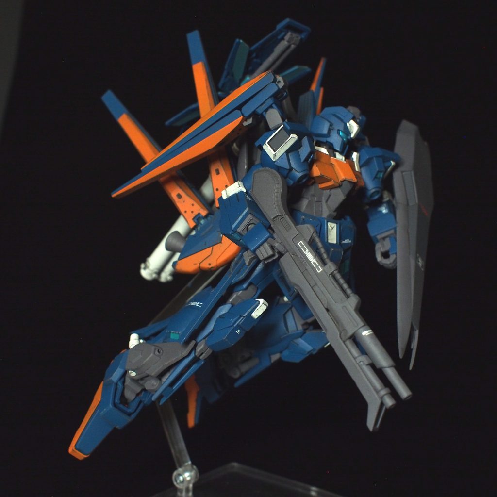 ビームライフルはHGUC旧百式のものにプラ棒のバレルを付け、ジャンクパーツでサーベルを増設しました。