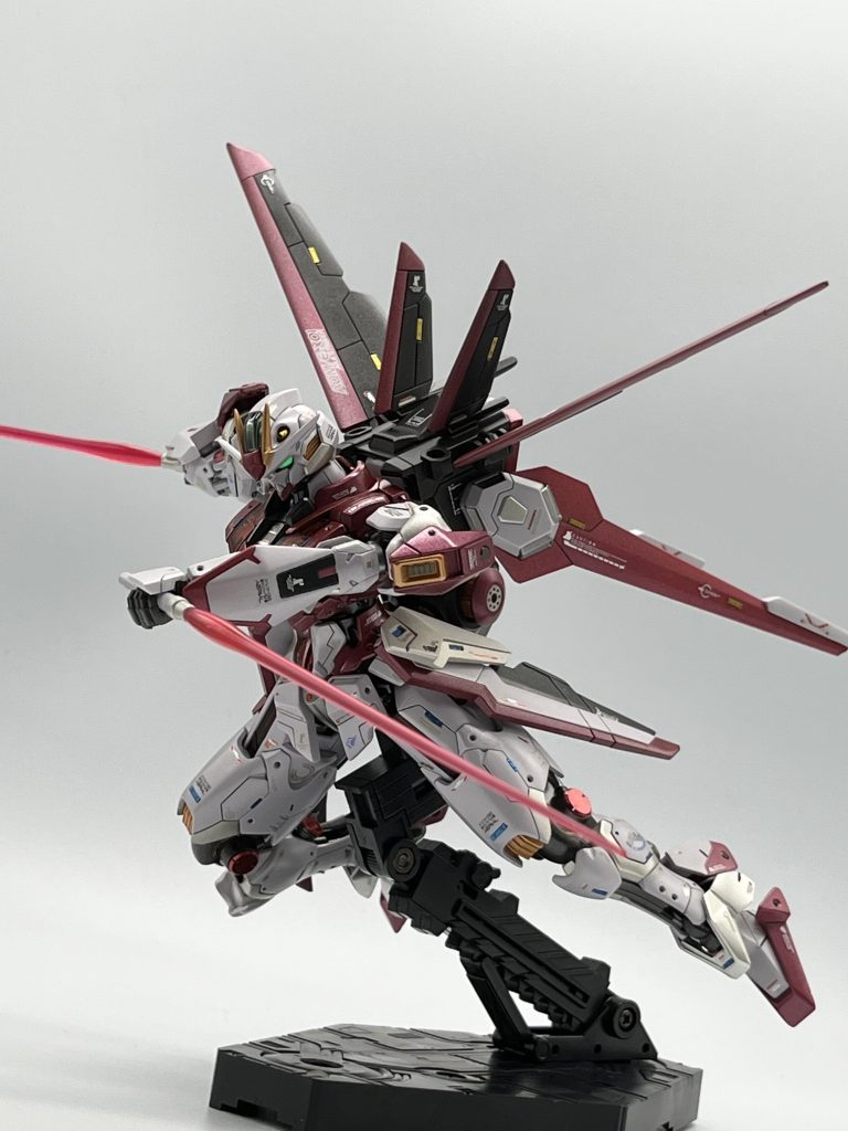 ダブルビームサーベルショット2METALBILDのカラーリングをお手本にしたんですが、メタル感出すのは難しいですね。薄いピンクの箇所が難しく何回か試行錯誤しました。シルバーとソリッドの白とメタリックレッドを混ぜて何とかそれっぽい色に仕上げたのですが画像だと分かりづらいですね…実物はもう少し綺麗なピンクなんですが…