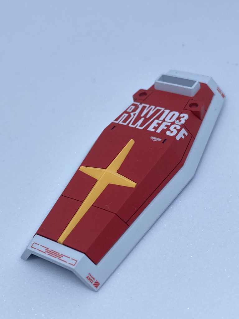 シールドも用意していますが、やはりジョイント付け根の塗装ハゲが怖くて、まだ装着してません。こちらも近々、ネオジム磁石を仕込んでやるつもりです。シールドのデカールは、スタンピングリーフを使った自作品です。初めてスタンピングリーフを使った白デカールの自作にチャレンジしましたが、コツさえ掴めば、割と低コストで実用に耐えうるものが作れます。