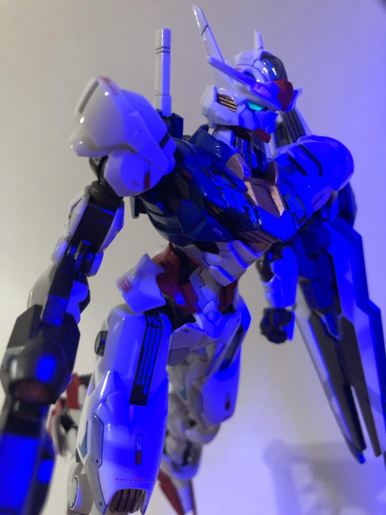 今回は、イタミテックチャンネル様の動画を参考にシェルユニットをUVライトで青く発行させる仕組みを取り入れました。手持ちのUVライトが100均の適当なヤツしかないので、可視光線が暴れてます…笑撮影に向いたライトが欲しいですね。あと、カメラアイもビコーンシステム搭載です。