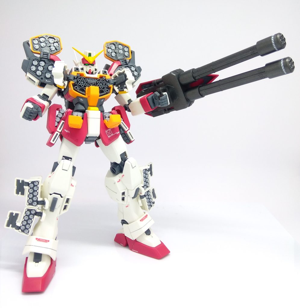 TV版のヘビーアームズ改が好きなので、2連ガトリングを持たせました。1/100サーペントカスタムのものを切った貼ったして、それらしくなるように自作しました。