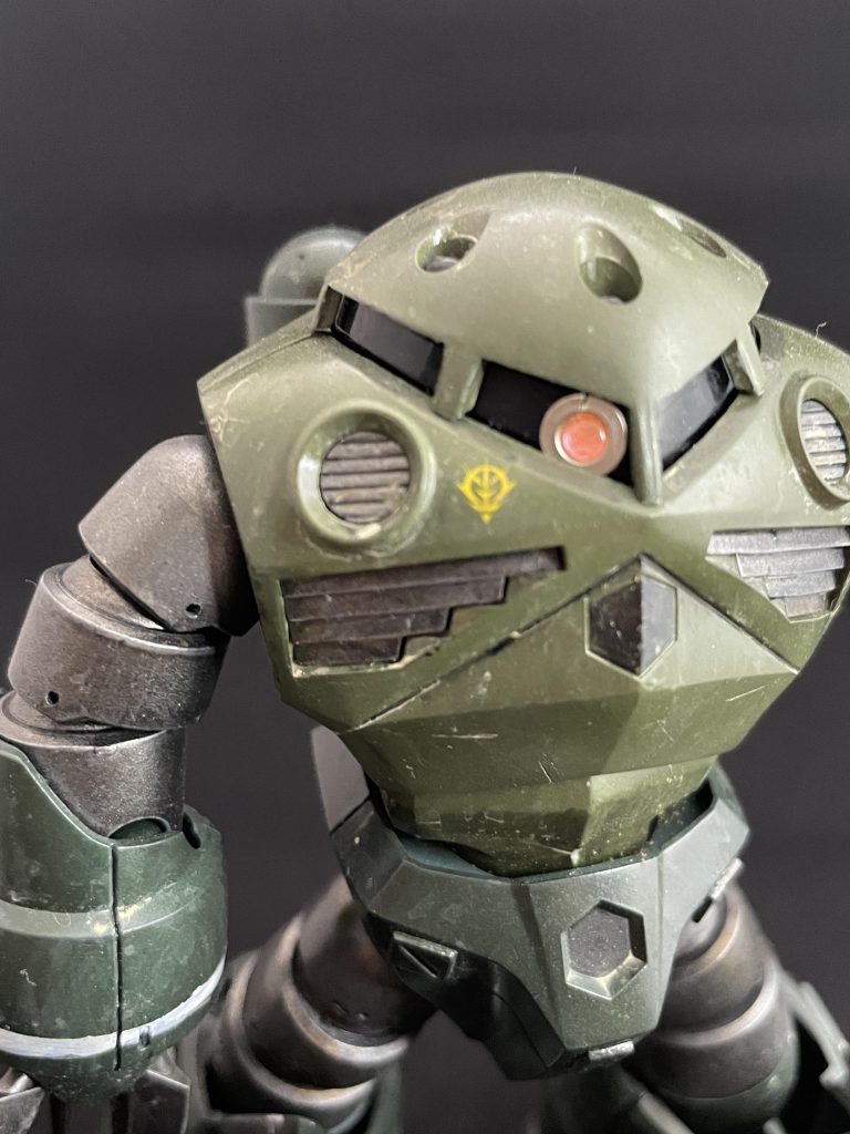 モノアイは金属パーツを使用しています。裏側からネオジム磁石でとめています。キット標準はシールだけど、これは磁石なので好きな位置に固定できます。