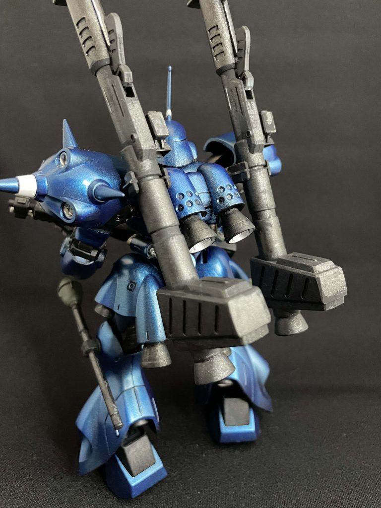 後ろ姿。バーニア類は黒+シルバーでシンプルな色にしました。