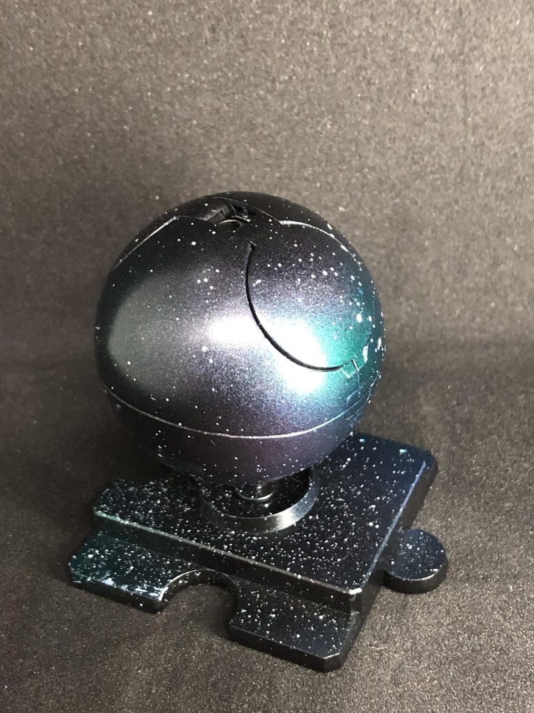 黒い三連星ハロは宇宙塗装。 こちらは黒サフに下地シルバー、クリアパープル(クリアレッドとブルーの調色)を重ね塗り。その後メタリックブルーとメタリックグリーンで変化をつけた後、コンパウンドで磨いて最後にホワイトを弾き塗り。これもまた下地のシルバーが薄いのか、クリアパープルの色味が濃過ぎたのか。クリアパープルは調色途中で黒に近付き過ぎている気がしましたが案の定。練習だし一回塗ってみようということでそのまま塗りました。 イメージではもう少し青めに見える予定でしたが、宇宙っぽく見えますでしょうか？   
