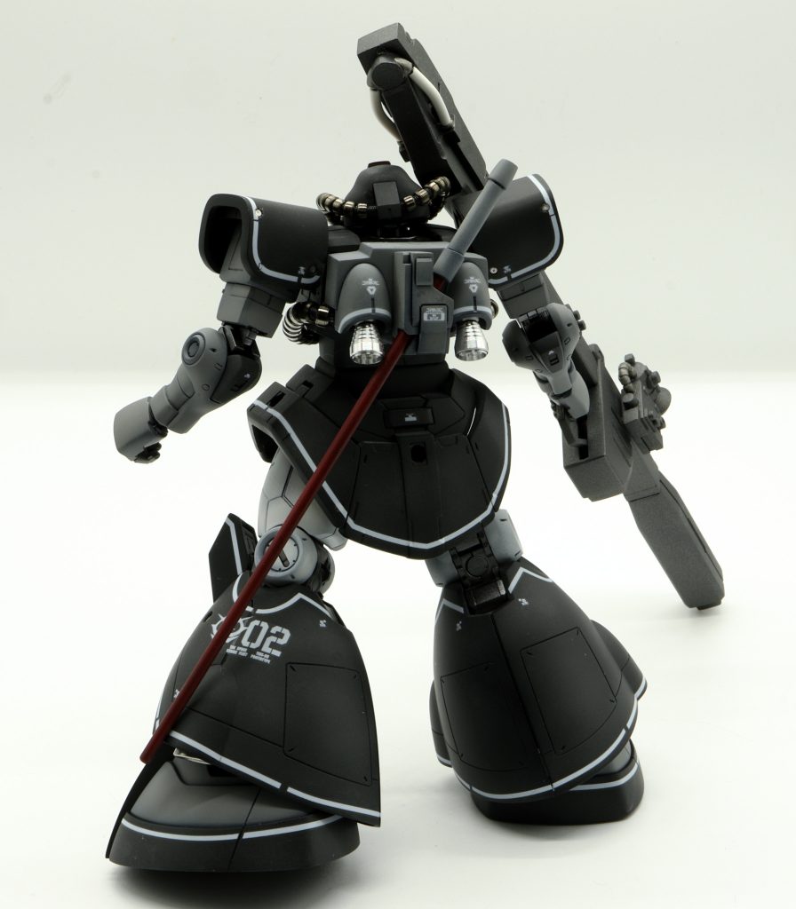 胸部はザクタイプを使用して、宇宙戦仕様に。バーニアも大きくしたほうがいいかな、とメタルバーニアにしています。