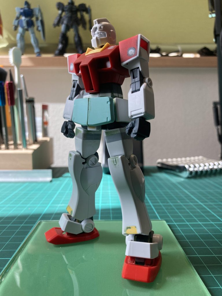 制作途中肩部の移植が結構大変でした。肩付け根のボールジョイントは、Youtube動画を参考に、エポキシ接着剤を使って格安で自作してみました。腕側の接続はジョイント方法が異なるため、肩部装甲にプラパイプを通してポリキャップの受け軸を制作。