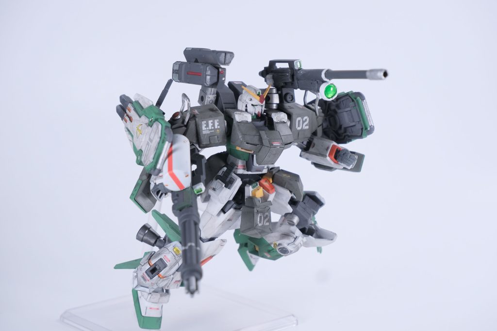 背部兵装はロングレンジビームキャノンと連装ミサイルランチャー。ロングレンジビームキャノンはGP01のロングレンジビームライフルへと繋がる武装のイメージとし、手持ち武器には5号機のものをより小型にしたイメージでハンディガトリング砲を採用しています。