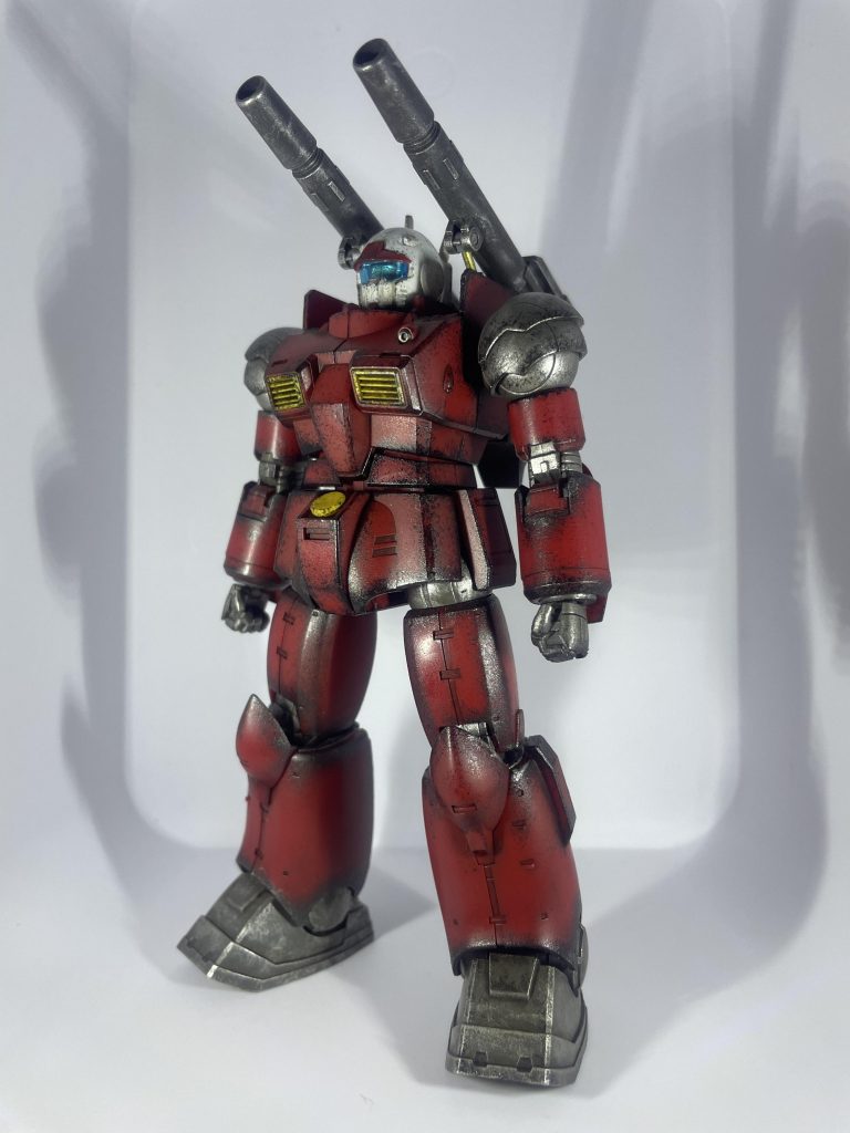 投稿2作目でございます。ランナー状態でつや消しトップコートを施し、組み上げながらMr.ウェザリングカラーで色味を落とし、ついでにスミ入れ。スポンジチッピング&ドライブラシで仕上げました。ちょうど赤い機体だったので、このガンキャノンで赤グループを応援したいと思います♪