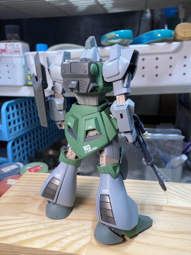 雑誌作例にあったグレーとグリーンのジオン寄りのカラーで塗ってみました。ゲルググっぽいですね…。