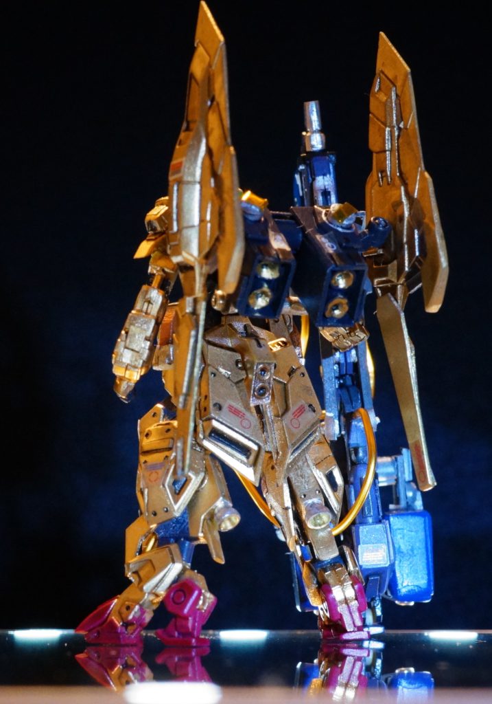 ビームサーベルは、ハイパータイプを一本バックパックに懸架。