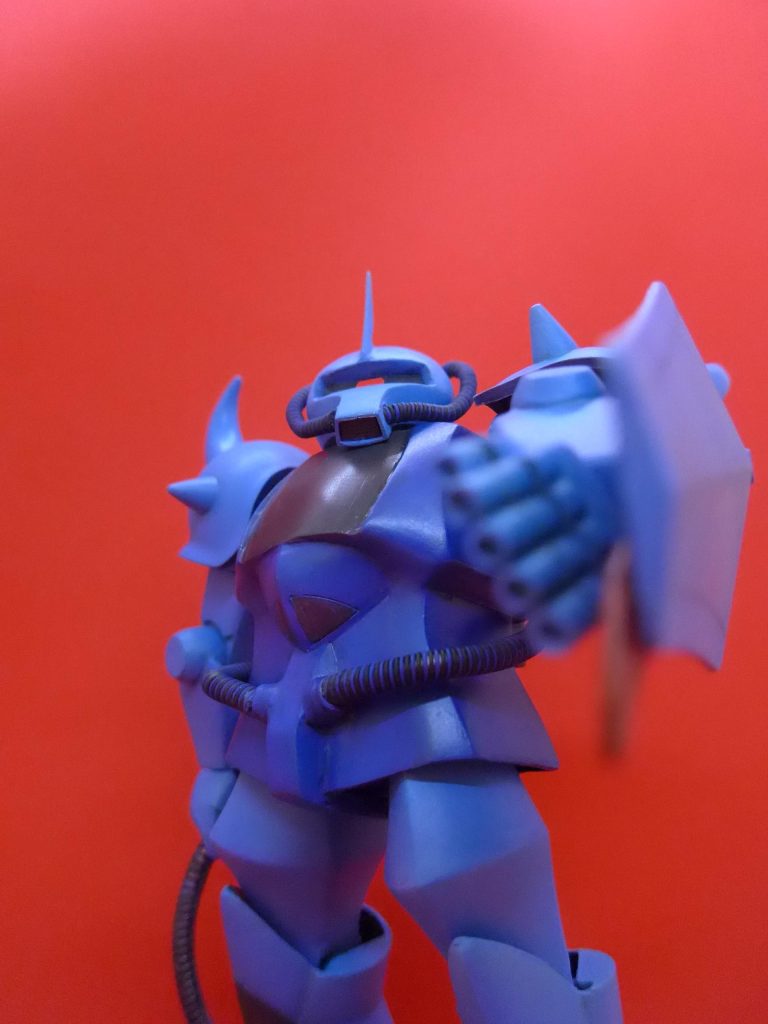 ほぼ動かせないので2度とこのポーズをとらせることもないですが、5連マシンガンを構えたところです。