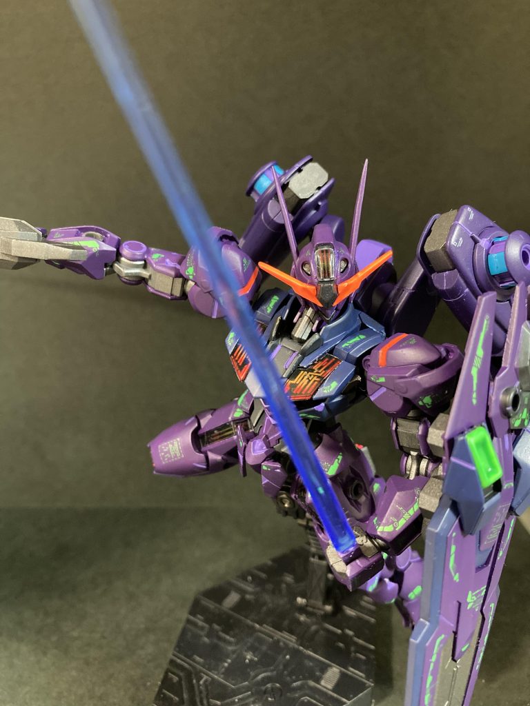 塗装はシタデルとファレフォがメインです。近所の模型屋、家電量販店で探しましたが、蛍光ブルーの水性塗料品切れの為、緑で代用したら ver.YOASOBI では無くなってしまいました。