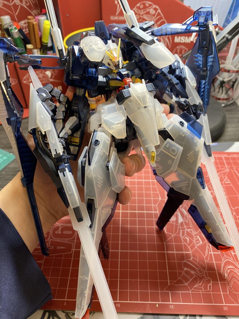 仮組み〜(* ´ ˘ ` )デカすぎるだろ🤣🤣今回はクリアカラーのキットを塗装しました