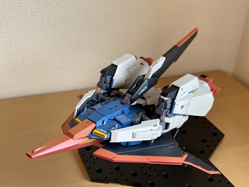 ウェイブライダー。部分塗装その3:ウェイブライダー時に真上から見える赤部位と黒部位は、それぞれオレンジとプリズムブルーブラックで下塗りしました。