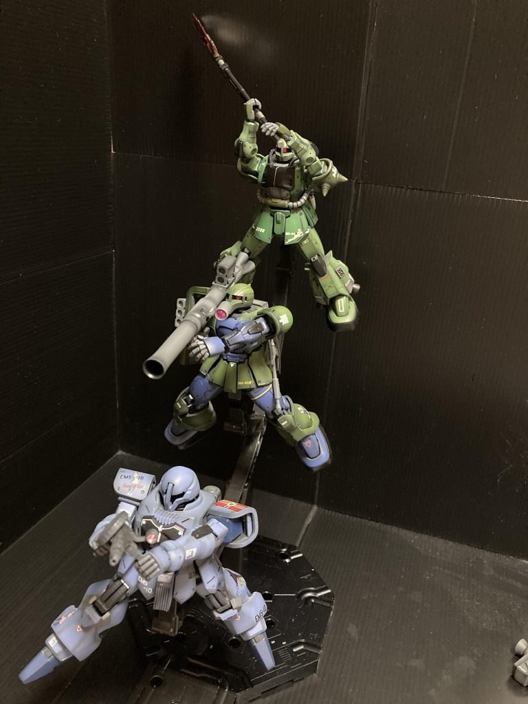 ヅダ　ザクI   ブグ次期主力候補を3機制作中ヅダを作ってる段階でコレはノーズアートクイーンでまとめてジェットストリーム見たいなぁって考えてました以前書いた『やりたい事』はコレでした✨