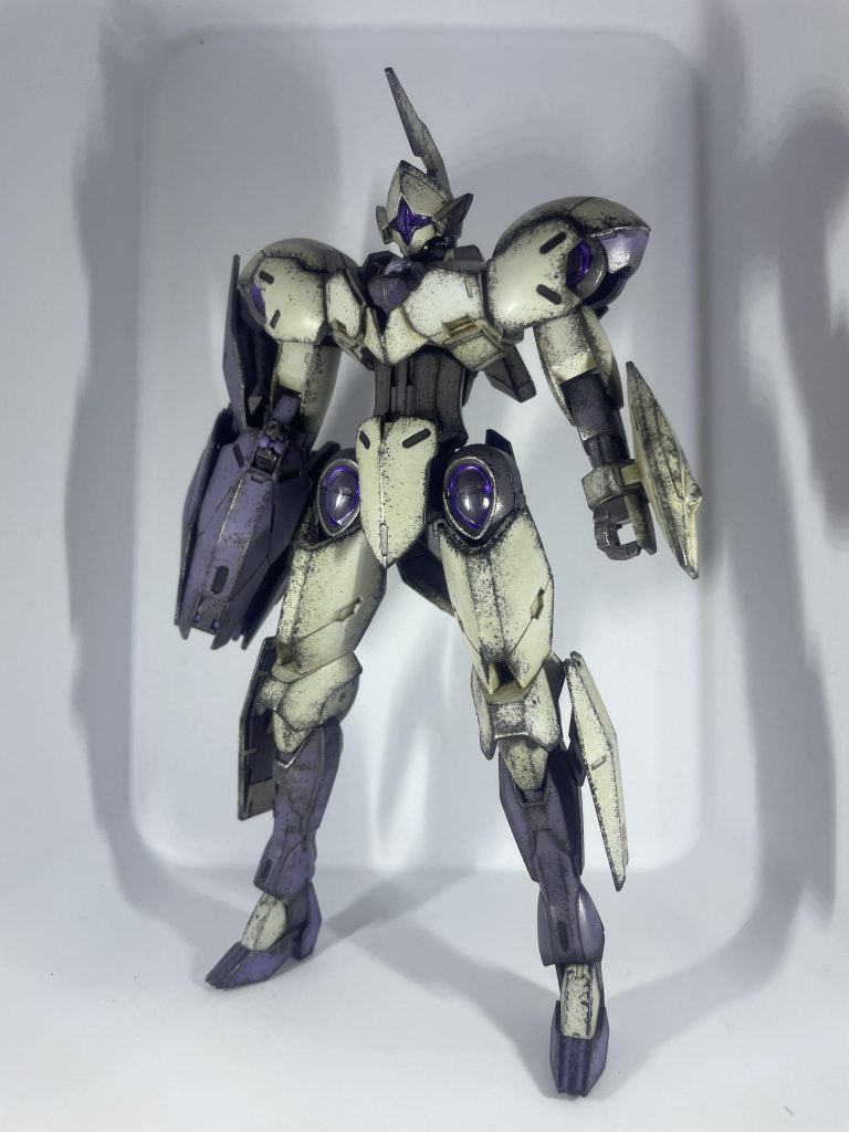 いつも通り部分塗装&ウェザリングの成形色仕上げです。クリアパーツの下や、右腕に装備されているビームブレイサーには付属のシールを使用しています。左右非対称って、なんか…その、いいですよね笑しかも腕が武器になっているのもカッコいい!なんだこの機体、最高すぎる笑