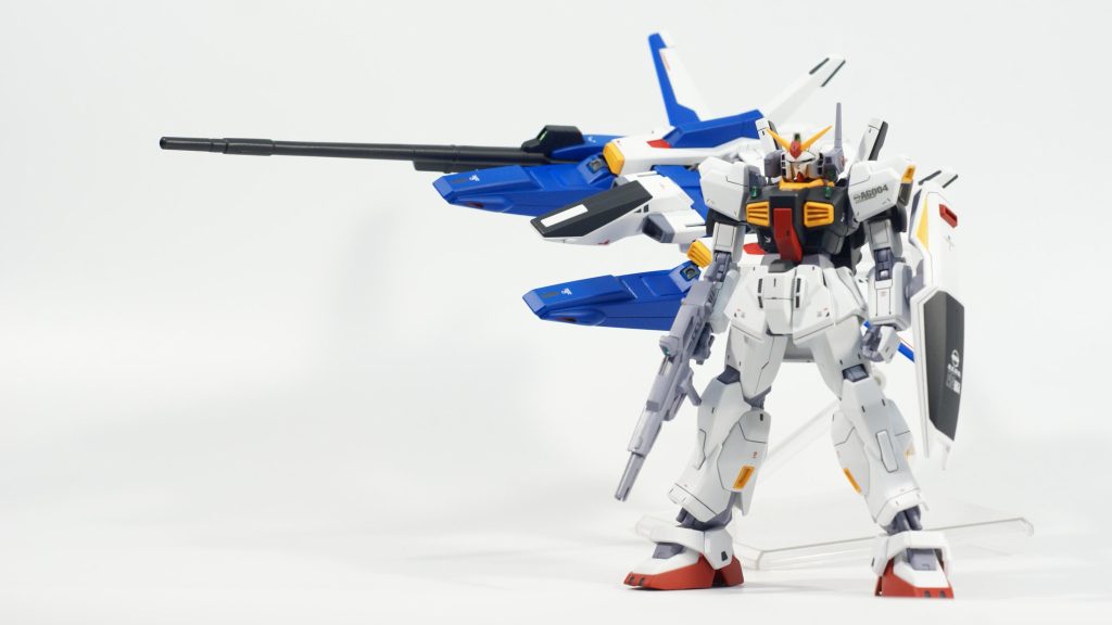 改修内容は次の通りです。・各部センサーにラピーテープ等を使用。・上記は光の反射で発光しているように。・顔の改造。・胴体を1㎜延長。・スジボリを全身に追加。・エッジ出し。・モールドの掘り直し。・Ｇディフェンサーを追加。 