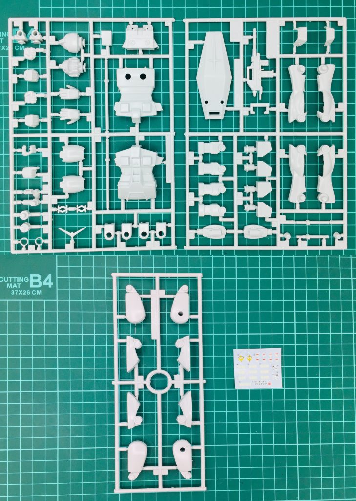 ランナーは約2.4枚とデカール付です。始めにパーツを全て切り離しゲート処理を行います。塗装工程