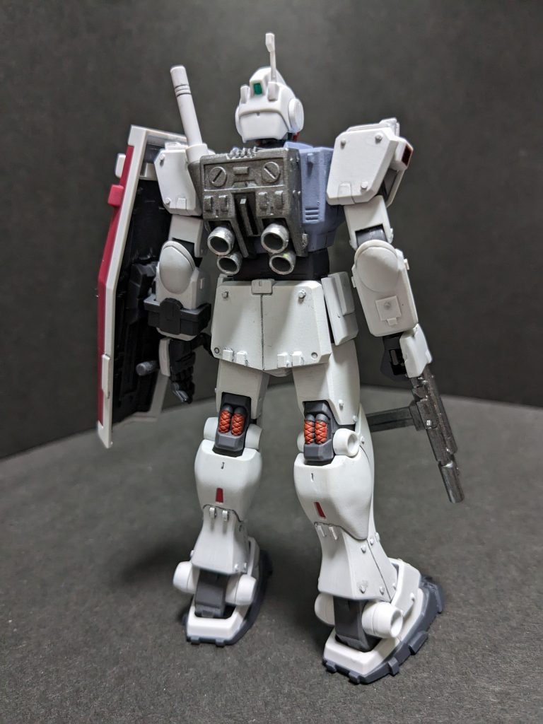 同じサイズに切り出すの、難しいです。呑んでるんで、手の震えは止まってるんですが、気持ちがおおらかになってるので、ほぼ全てが「コレでいっか～」と、まあいいかげん極まりない。足から作り始めました。寒冷地なんだから【かんじき】みたいになってんだろ?とか考えながら、ペタペタと貼り付けます。胸元が寂しいので彫り込んだり。カメラも垂れ目ジムの弱々しさが気になり、少し細くしたりなど。アンテナも、あえてフラッグ削らず。通信機能強化したら、何かつけるでしょ?みたいな。手抜きではありません。