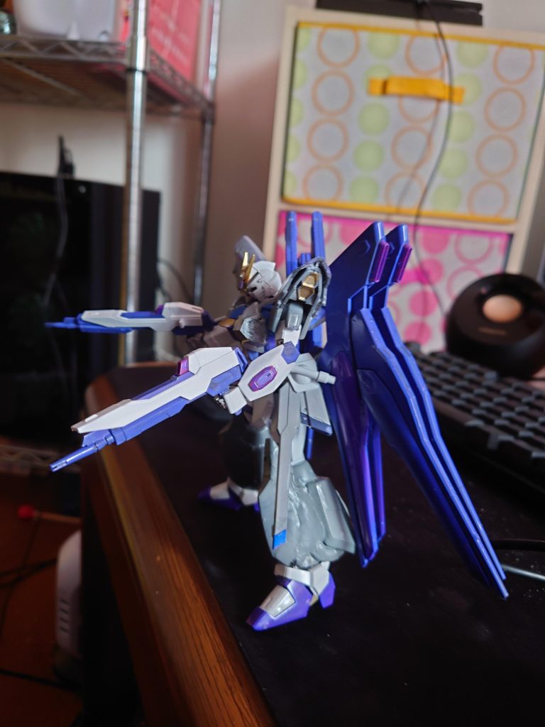 足回りは、マラサイなどのパーツをパテなどで加工しました。肩周りは、肩に載せて接着しただけです。